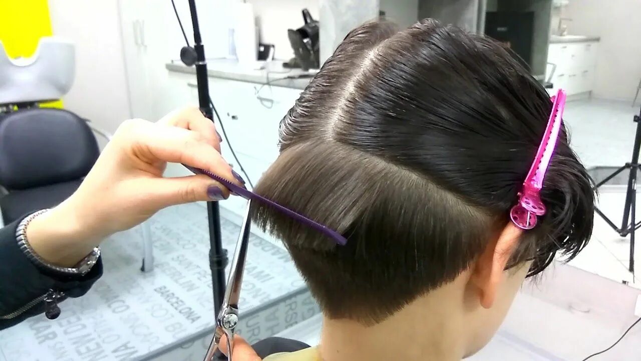 Простая короткая женская стрижка видео Pixie haircut (стрижка "пикси"). Как стричь короткую женскую стрижку Короткие же