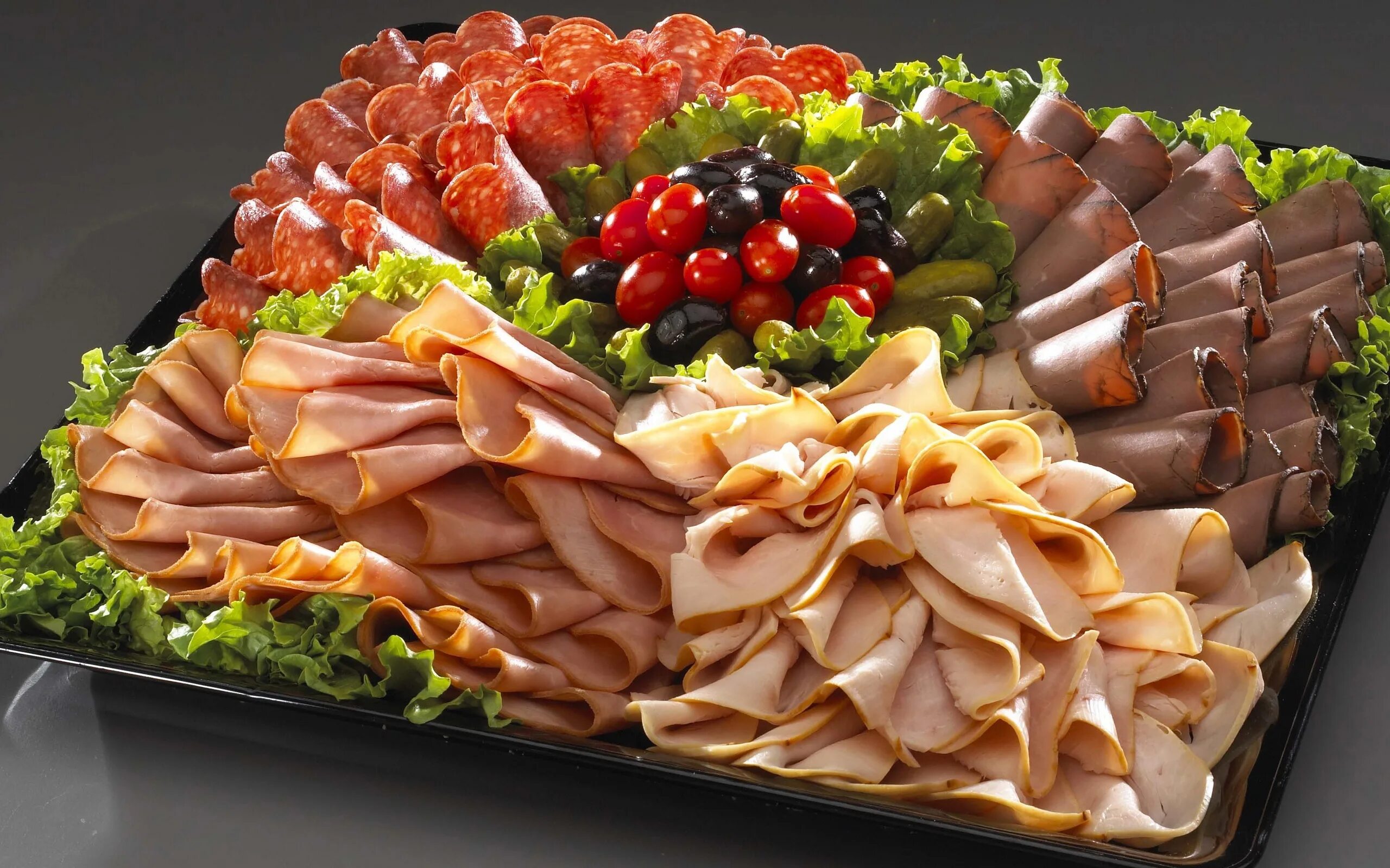 Простая нарезка на стол фото A large dish with appetizing meat cuts, lettuce and olives Desktop wallpapers 25