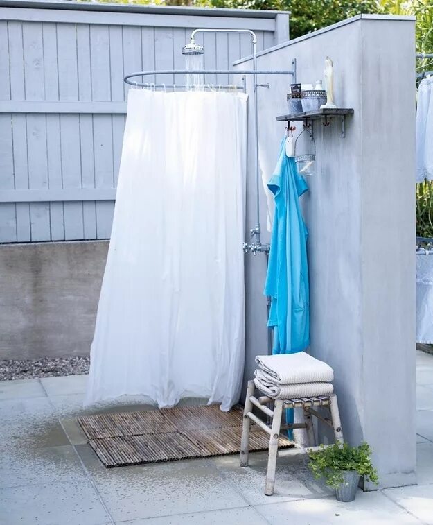 Простейший душ на даче своими руками cheap outdoor shower...just get round rod and wooden bottom Outdoor shower, Roun