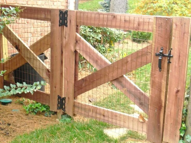 Простейший забор на даче своими руками Cheap Easy Dog Fence With 3 Popular Dog Fence Options Fence options, Diy dog fen