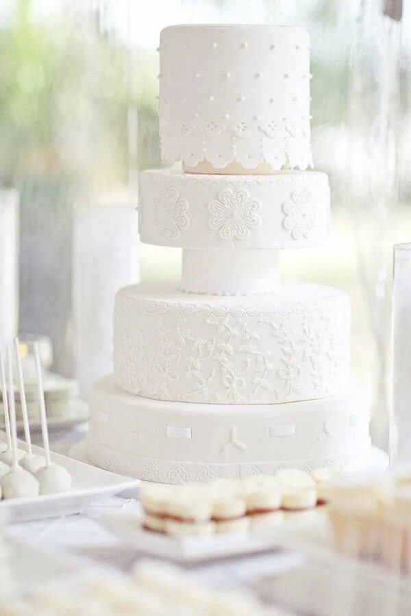 Просто белый торт без декора simple white wedding cake White wedding cakes, Lace wedding cake, Wedding cake d