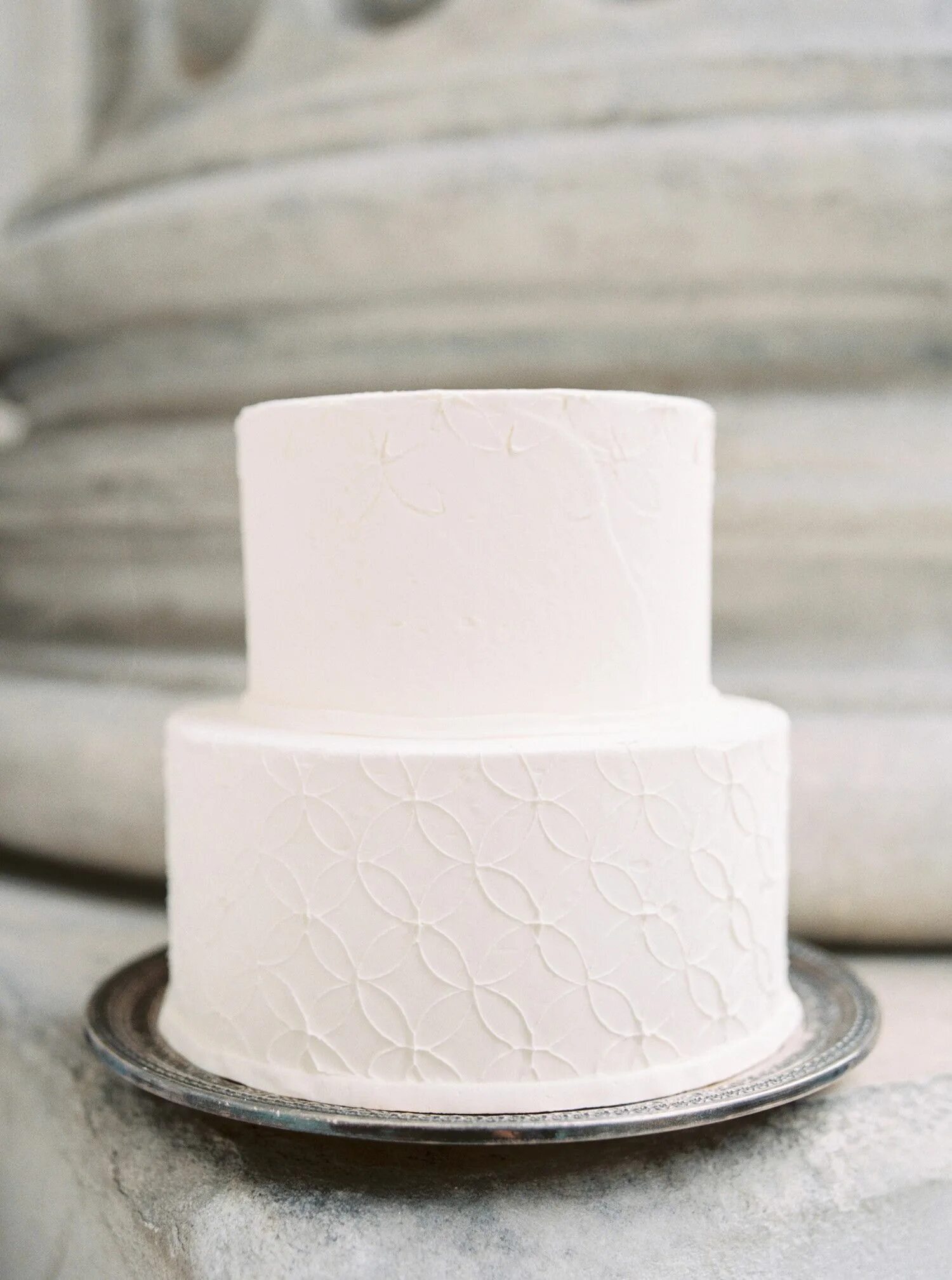 Просто белый торт без декора 47 Small Wedding Cakes with a Big Presence Textured wedding cakes, Small wedding