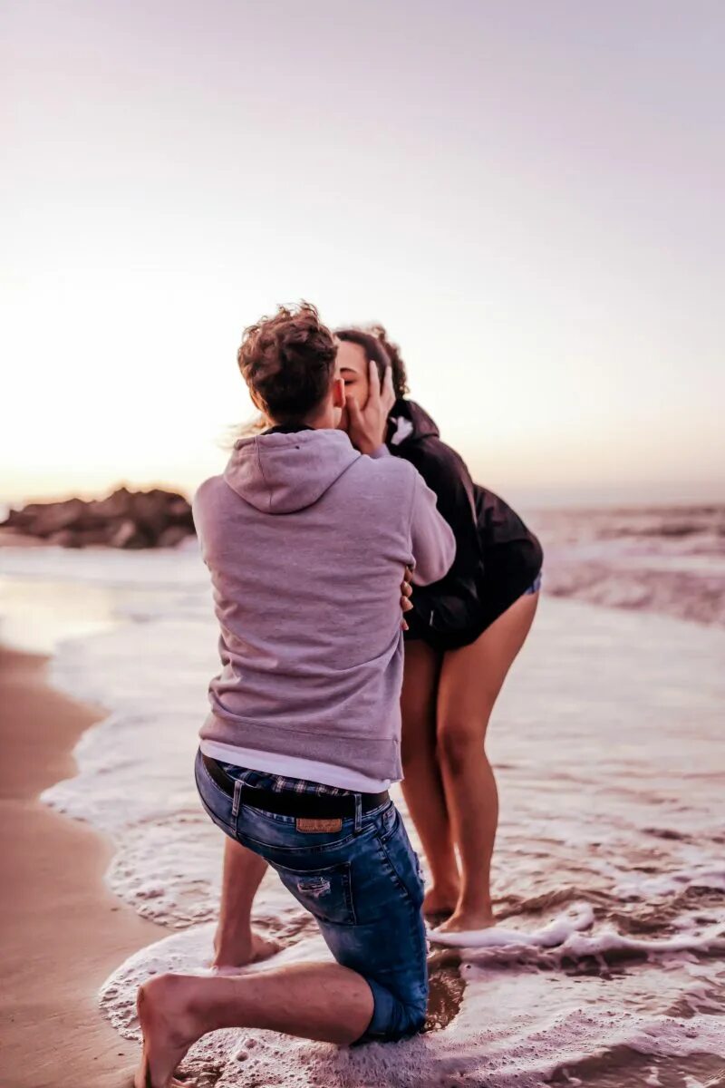 Просто фото можно A photographer took stunning photos of a couple's beach proposal, and the intern