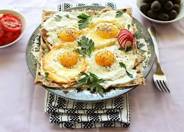 Просто и вкусно фото завтраки Gozlemeh - Fried Eggs with Garlic Yogurt Sauce - Iranian Style Persian cuisine, 