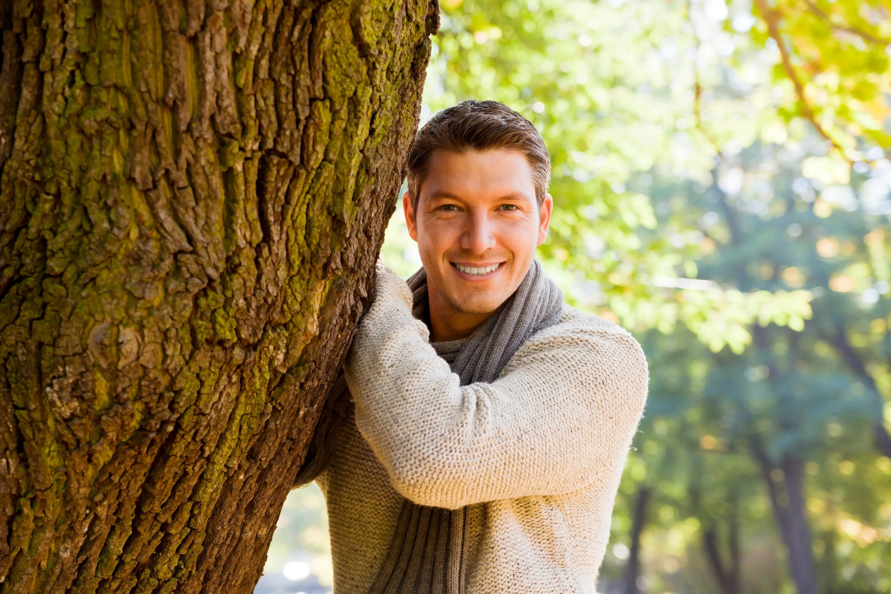 Просто красивые фото людей Photo Sweater Men Bark of tree Glance Trunk tree Smile 4400x2933