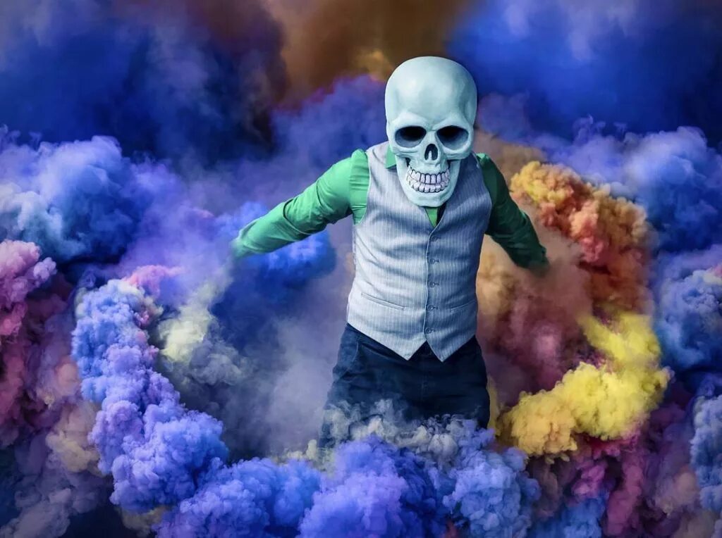 Просто крутые фото Маски-шоу: черепа и дымовые шашки в перформансах Skeleton of Color - Нож