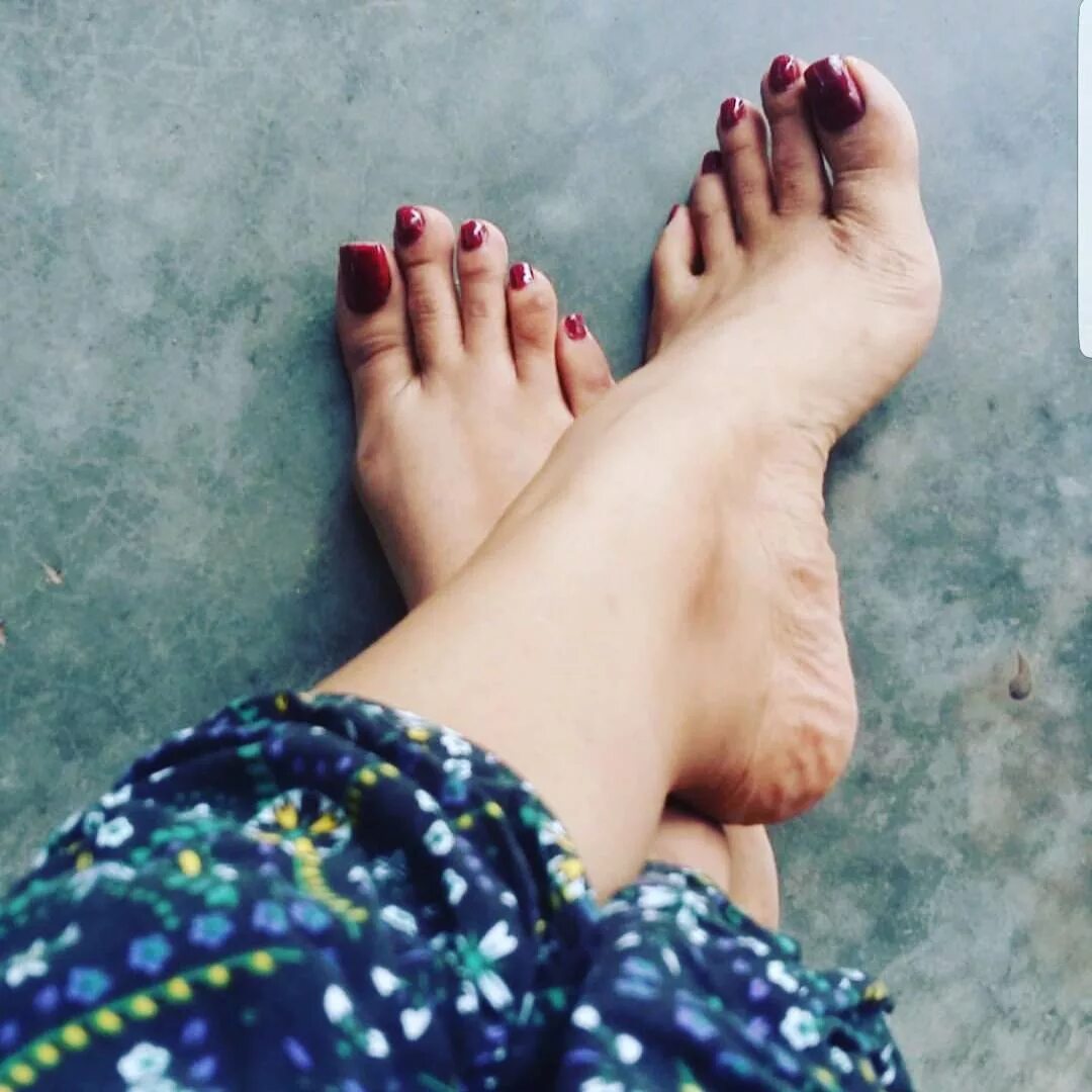 Просто ноги фото Shanali Weerasinghe's Feet wikiFeet