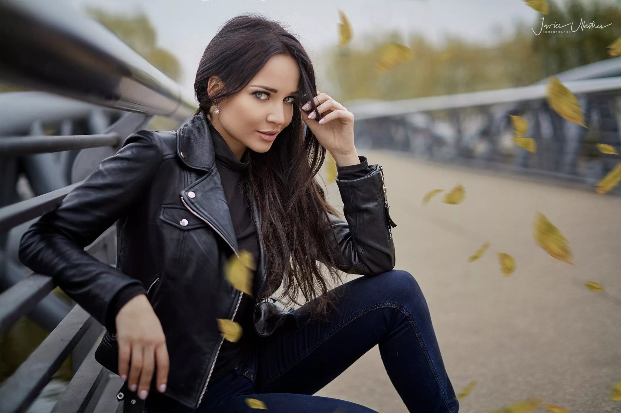 Просто одежда фото Wallpaper : brunette, women outdoors, jeans, leather jackets, face, portrait, mo