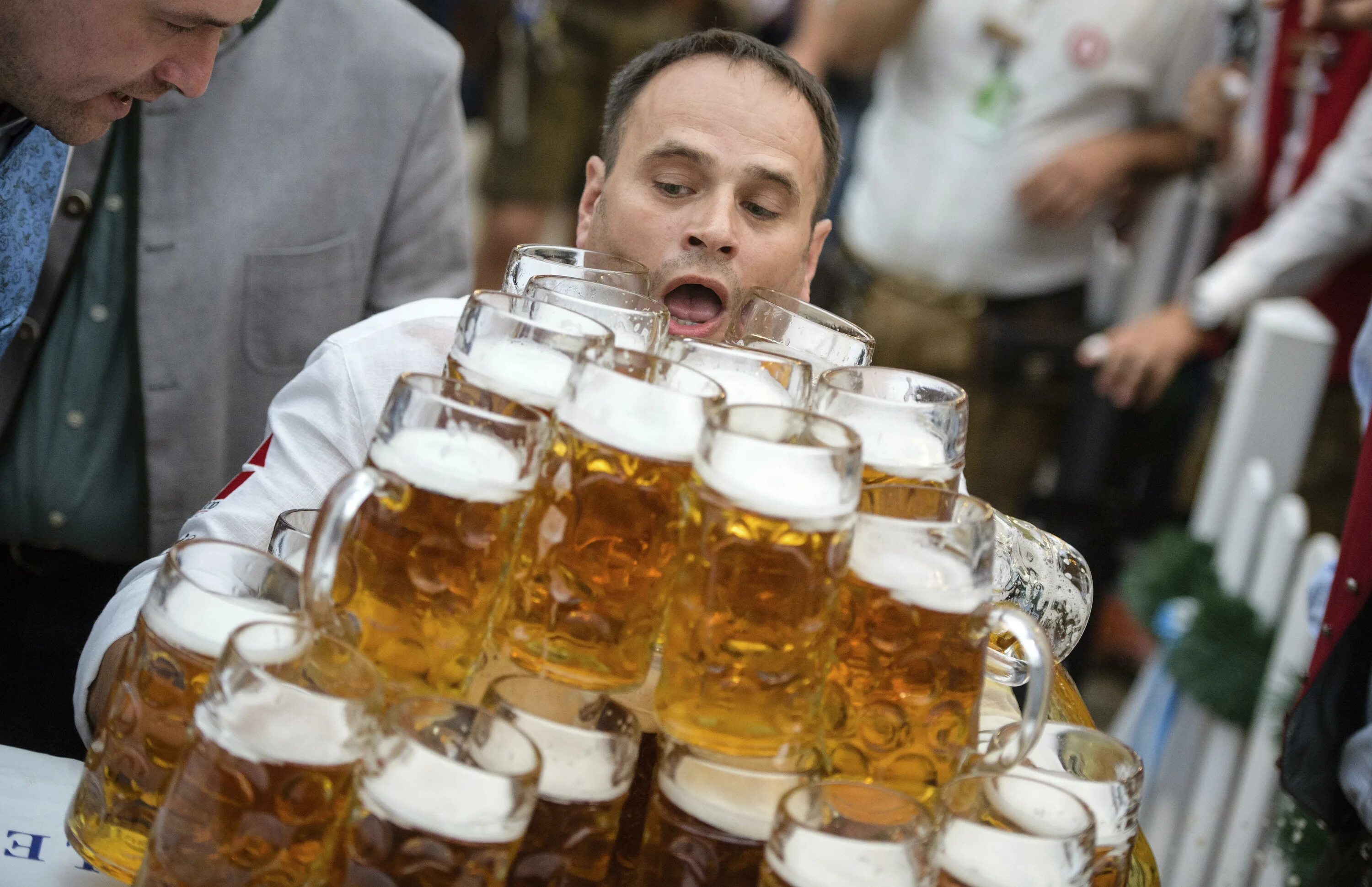 Просто пиво фото German waiter smashes world beer carrying record after carrying 29 litre sized s