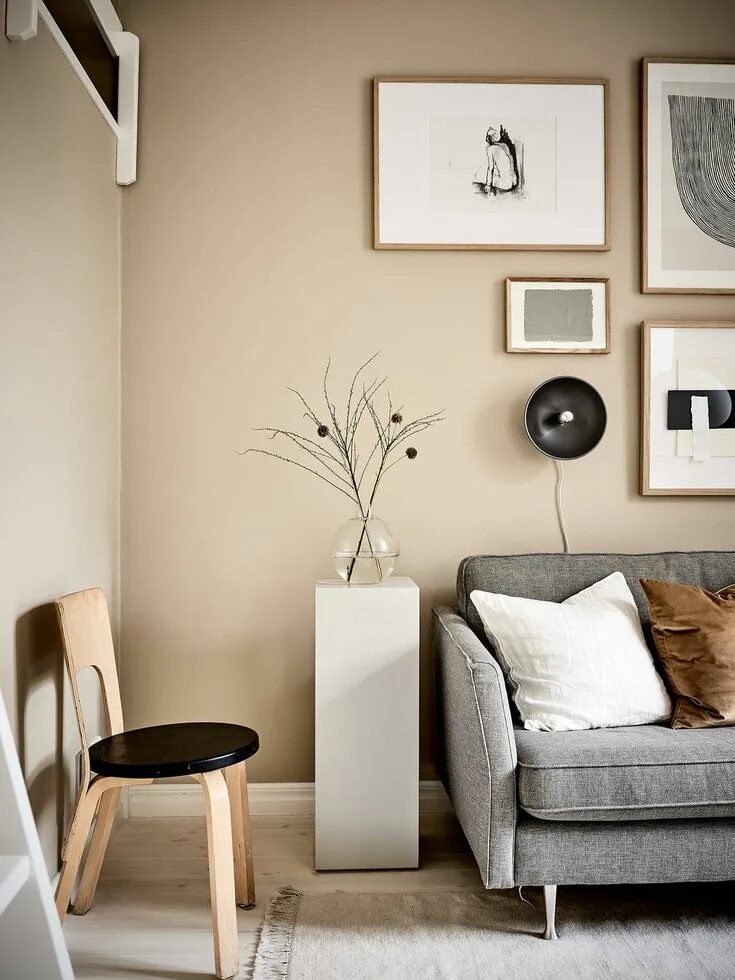 Просто ремонт цвет стен в интерьере Un lit en hauteur dans un studio en couleur sable Beige living rooms, Living roo