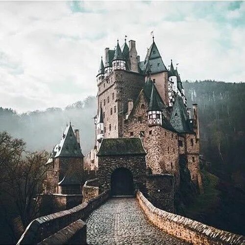 Просто замки фото Maybe this is where Caspian X lives Medieval aesthetic, Beautiful castles, Castl