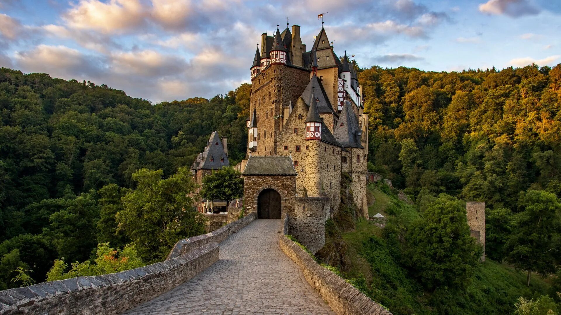 Просто замки фото Eltz Castle Theme for Windows 10 and 11