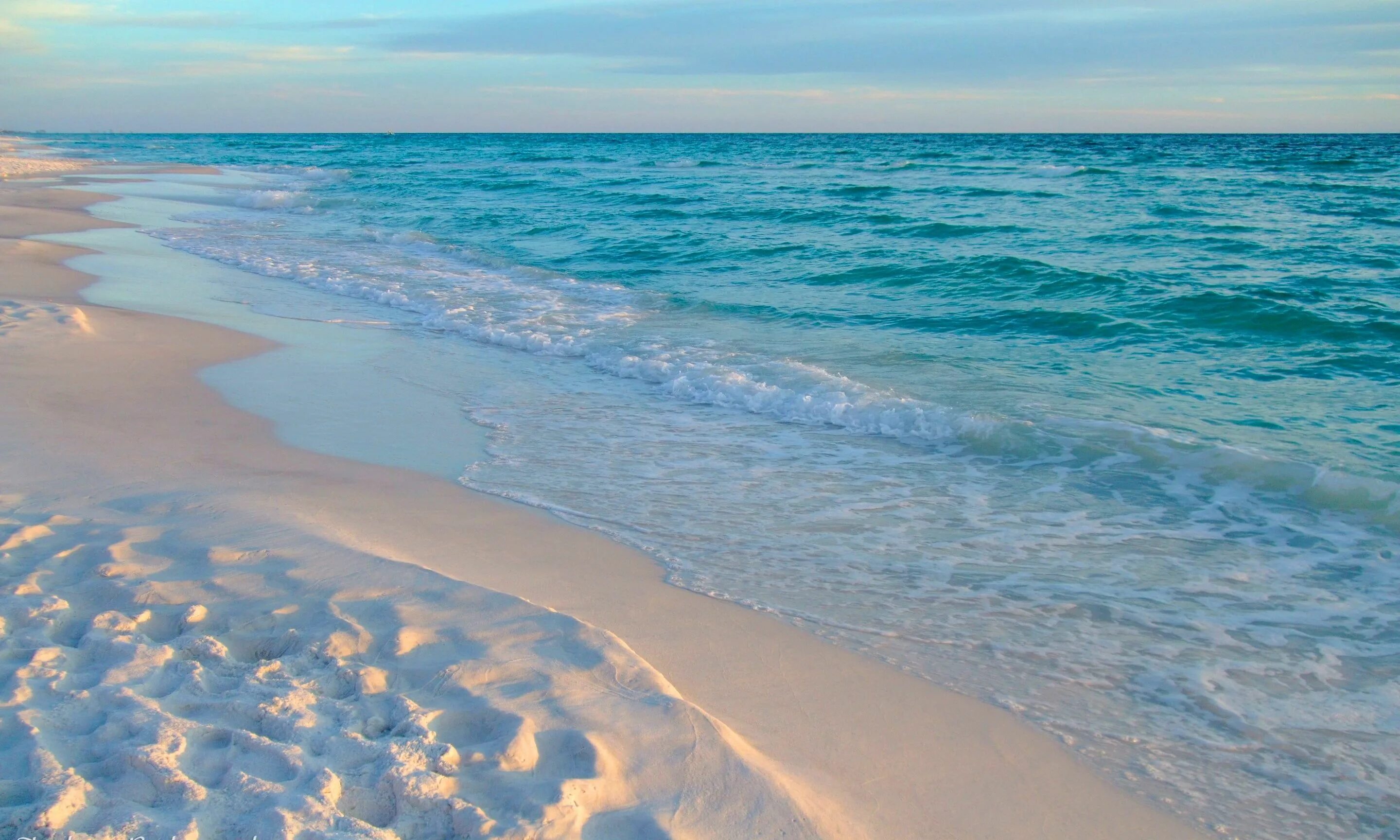 Простое фото моря blue and white floral mattress #sea #beach #sand #horizon #waves #2K #wallpaper 