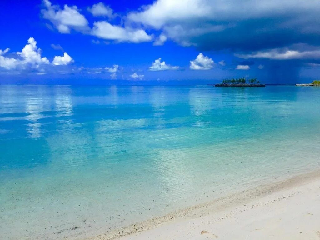 Простое фото моря Caribbean Sea from a secluded beach on North Eleuthera 1334 x 750 OC : EarthPorn