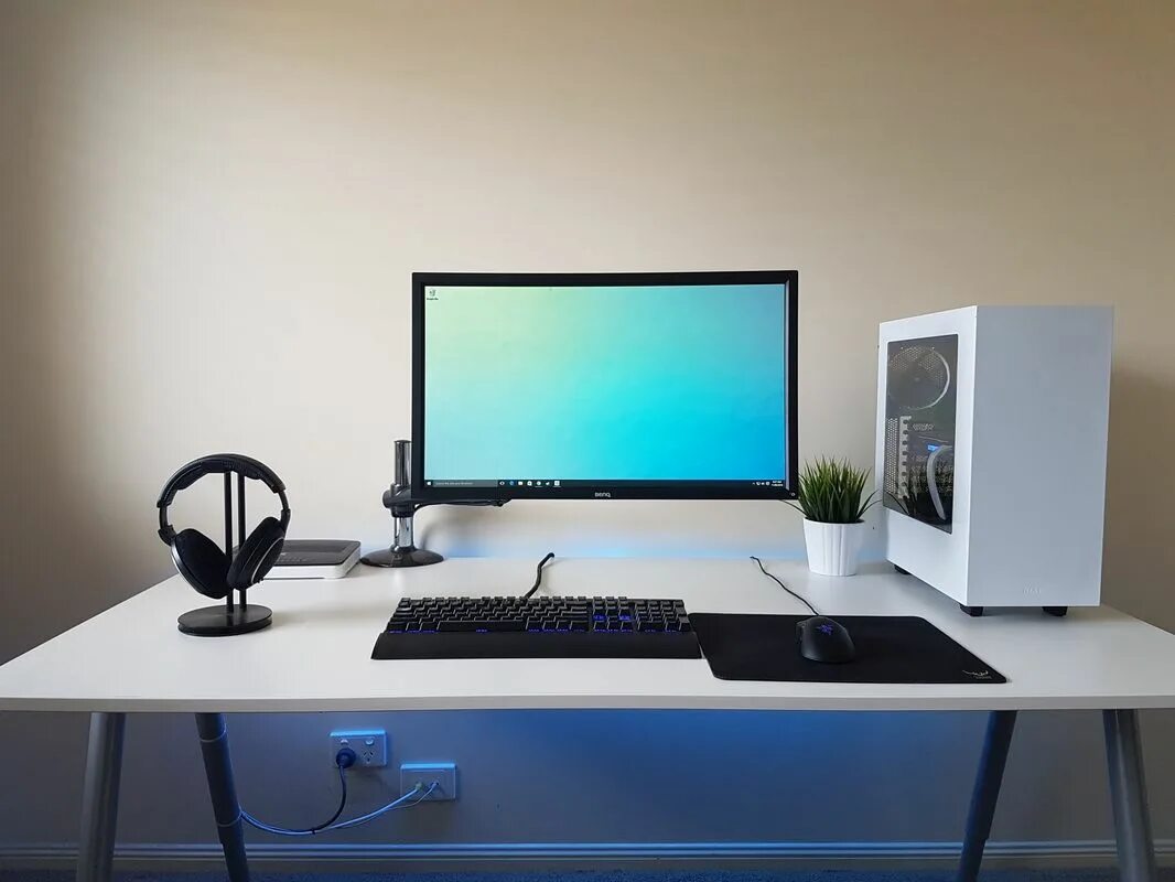 Простое фото на компьютер Épinglé sur Minimalist Computer Desks Conception de bureau, Idee bureau, Bureau 