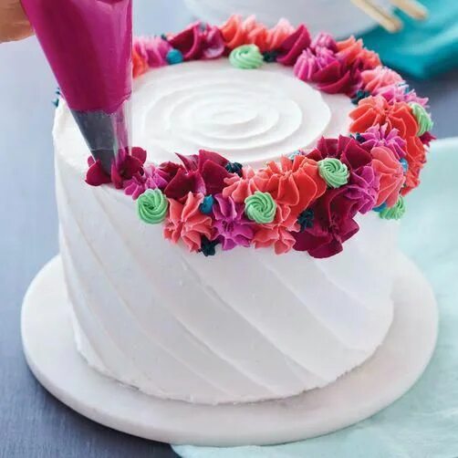 Простое оформление торта кремом Bright Flower Ring Cake #cakedecoratingtips Savoury cake, Cake decorating, Hazel