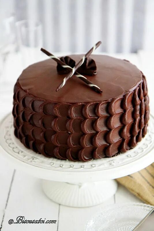 Простой декор шоколадного торта Bisous À Toi: Chocolate Cake with Peanut Butter Frosting Chocolate desserts, Des