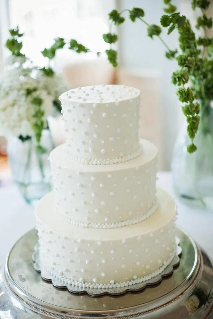 Простой декор свадебного торта Swiss Dot Wedding Cake Traditional white wedding cakes are anything but boring, 