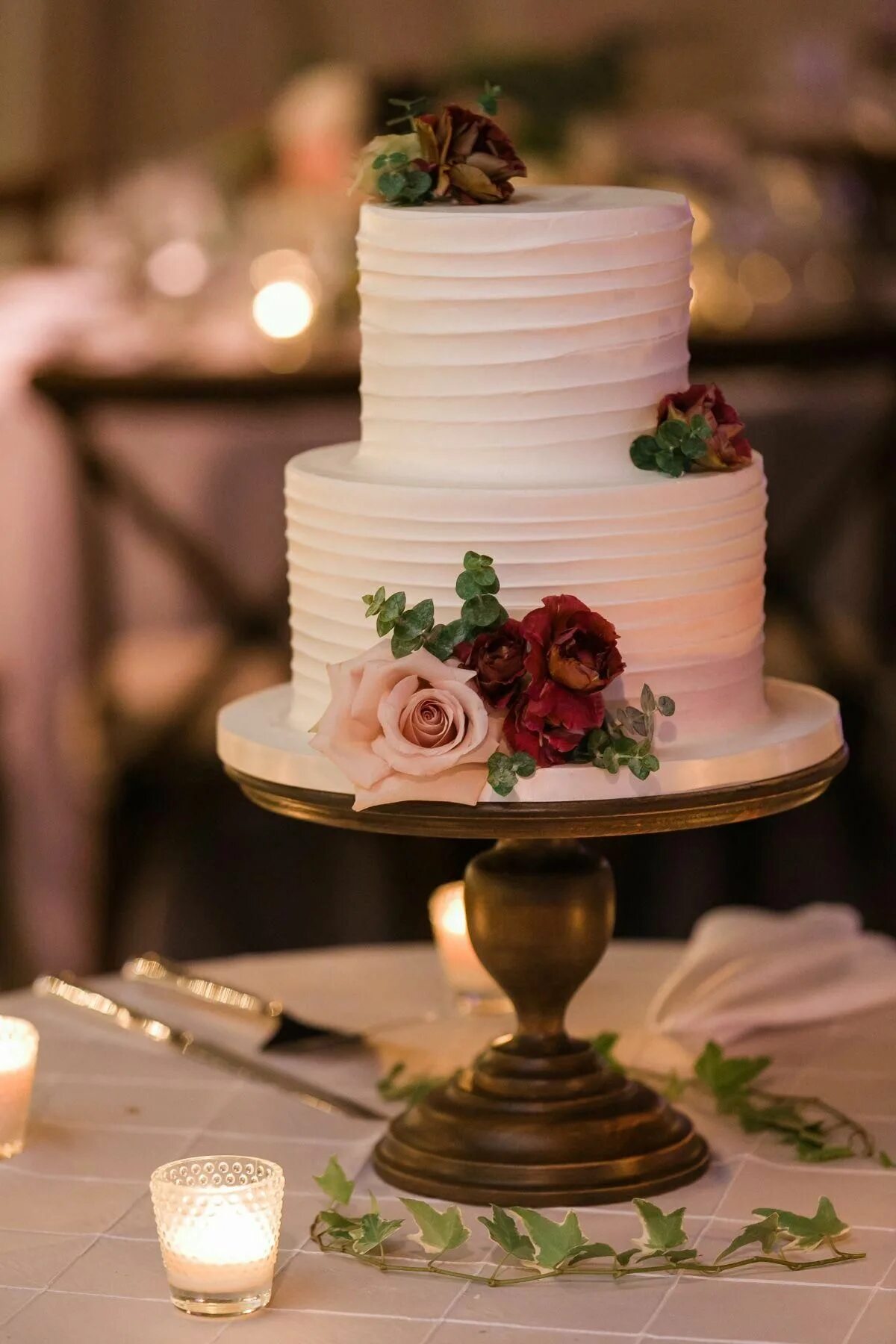 Простой декор свадебного торта A Classic Chicago Wedding With A Modern Edge Wedding cakes with cupcakes, Romant