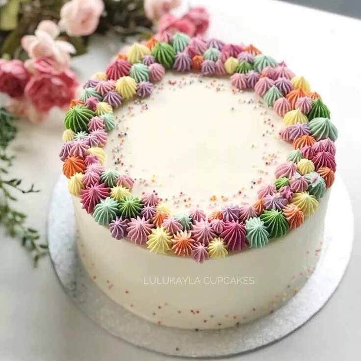 Простой декор торта @lulukaylacupcake on Instagram: "#cakes #cake #corallk #buttercreamcake #coral #