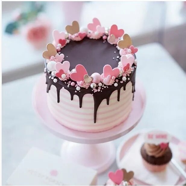 Простой декор торта Awesome round cake for Valentine's Day in buttercream. Creative cakes, Cake serv