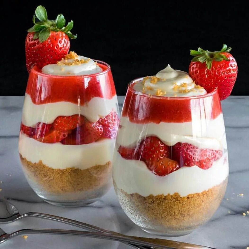 Простой десерт фото Haute Cuisines on Instagram: "No Bake Strawberry Cheesecake Parfait. Credit: @hu