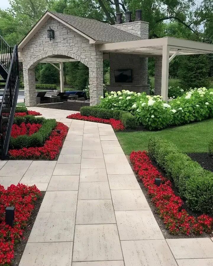 Простой дизайн двора частного дома фото Дома и Ландшафты on Instagram: "#landscapedesign #ландшафтныйдизайн #зонаотдыха"