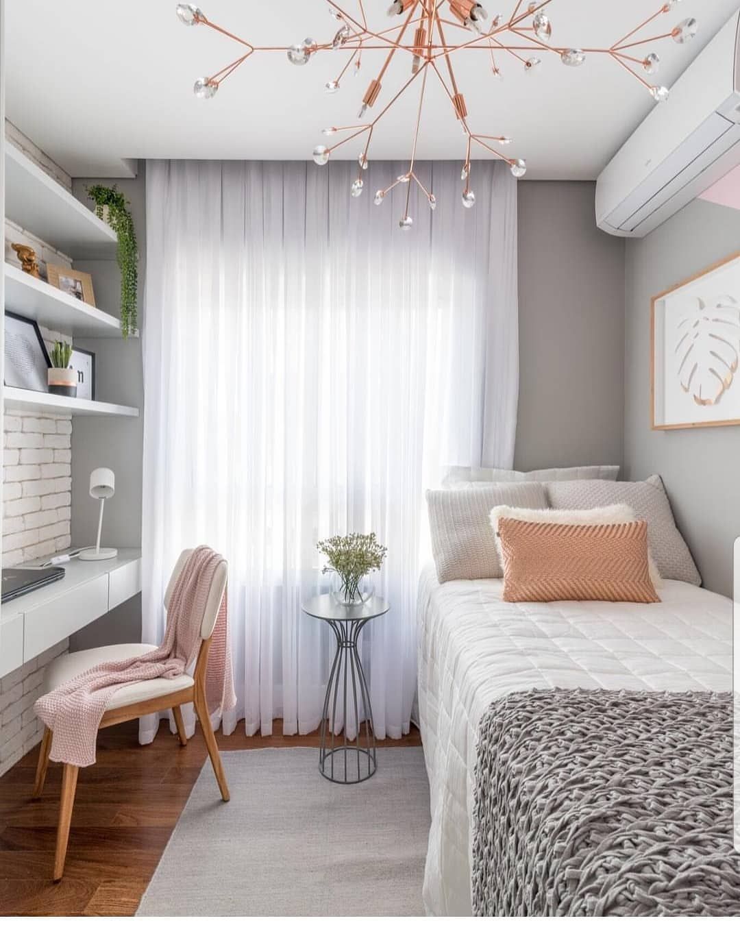 Простой дизайн комнаты A imagem pode conter: 1 pessoa, quarto e área interna Apartment bedroom design, 