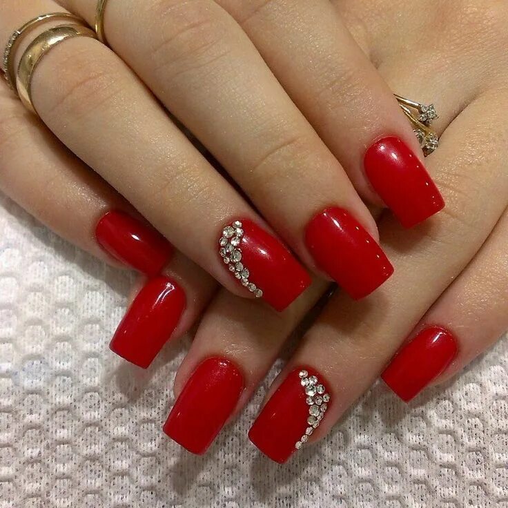 Простой дизайн красного маникюра Ногти дизайн 2018 фото Nail designs glitter, Rhinestone nails, Red shellac nails