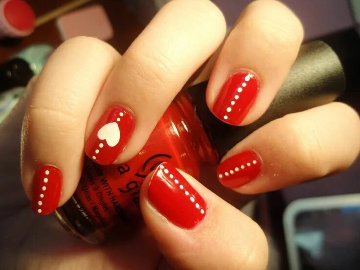 Простой дизайн красного маникюра Pin by Bethan Ward on Hair and makeup Nail designs valentines, Red nail art, Red