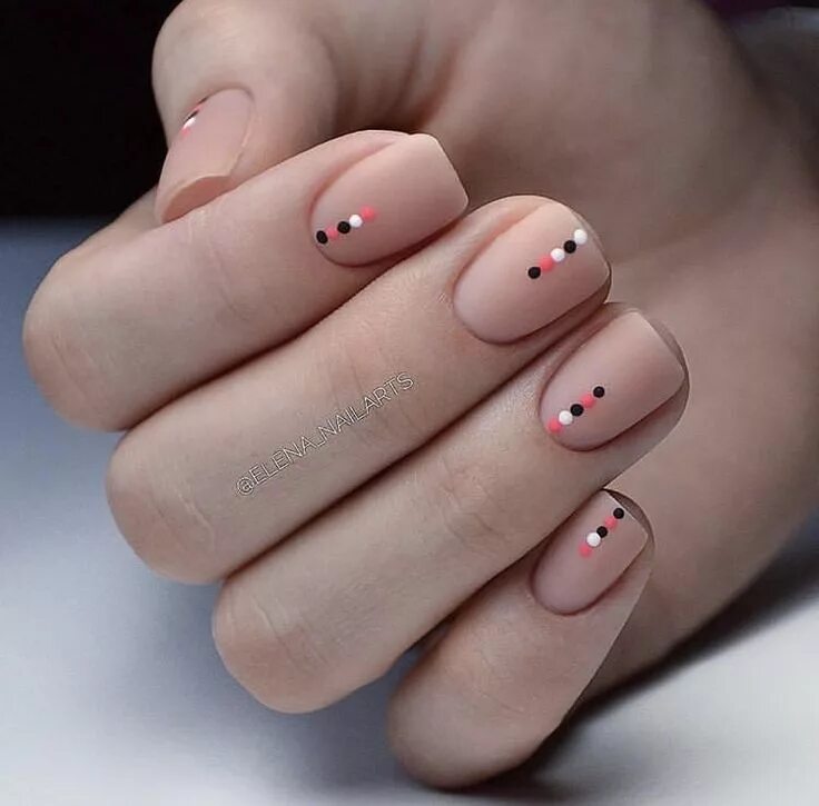 Простой дизайн маникюра на короткие ногти Pin by Beauty by Zori on Nail Square nail designs, Square nails, Dots nails