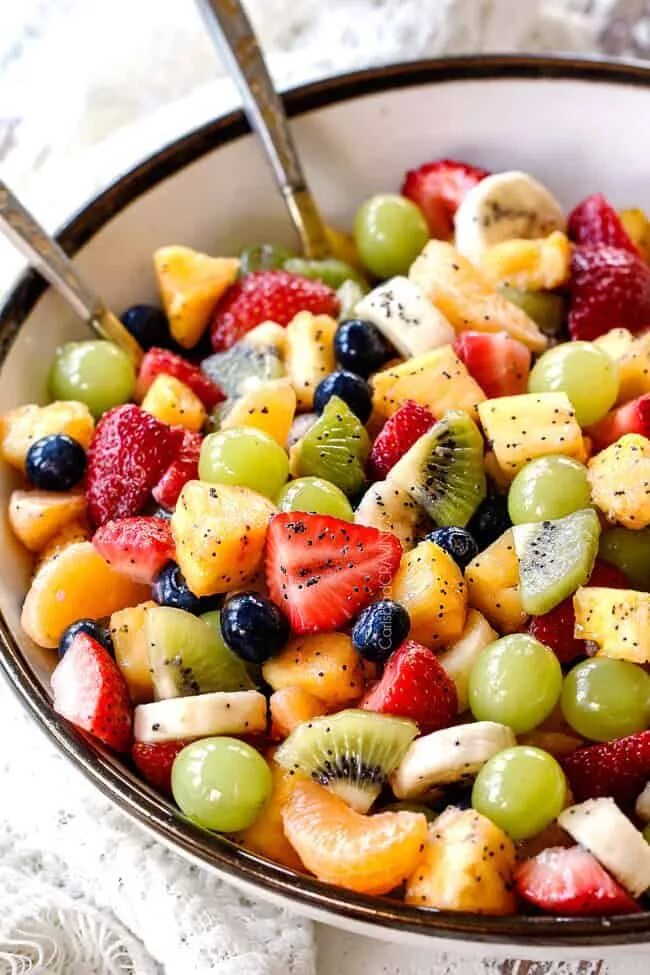 Простой фруктовый салат фото healthy fruit salad in bowl with pineapple, strawberries, blueberries, bananas, 