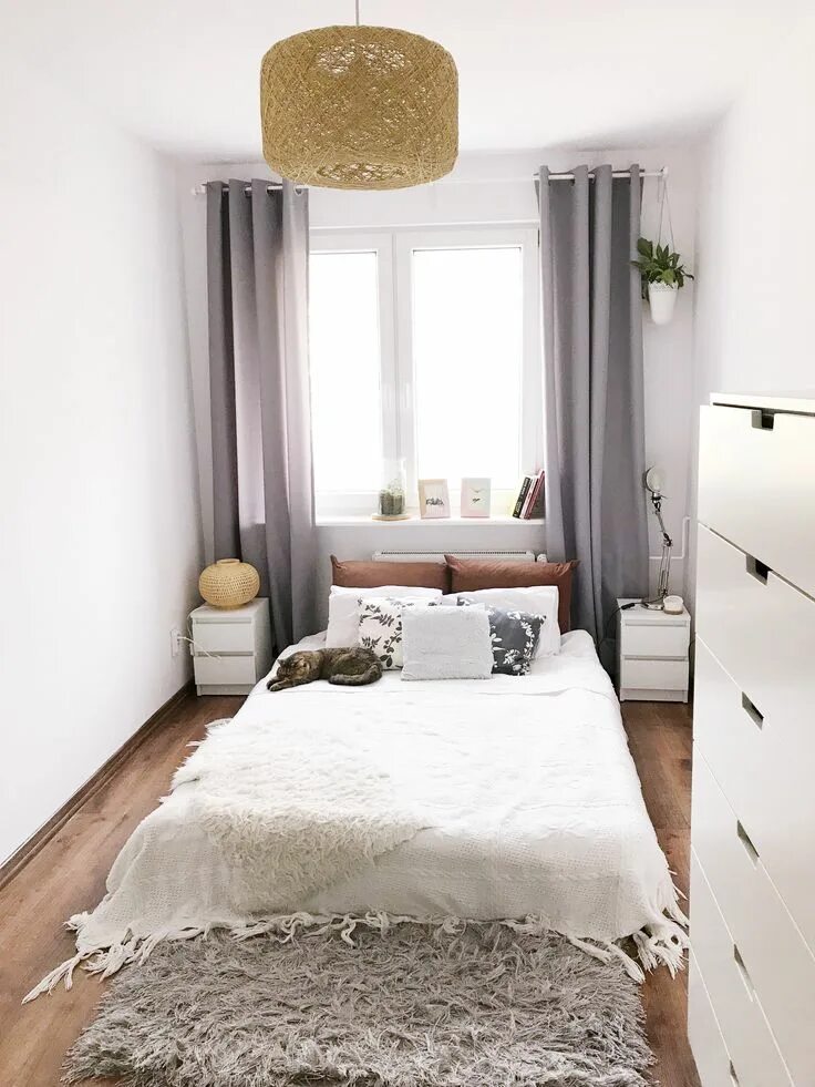 Простой интерьер спальни Wąska sypialnia w bloku z układem łóżka pod oknem Small bedroom, Bedroom interio