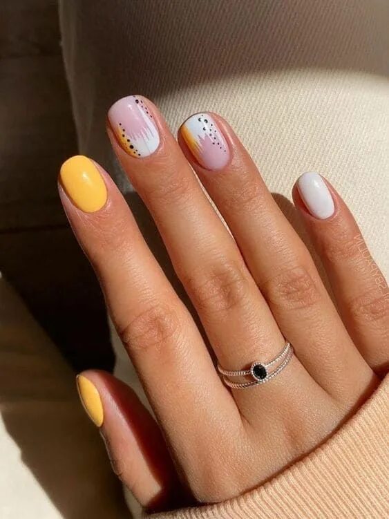 Простой маникюр на короткие ногти 2024 фото Yellow and white short nails with abstract design in 2022 Short nail designs, Na