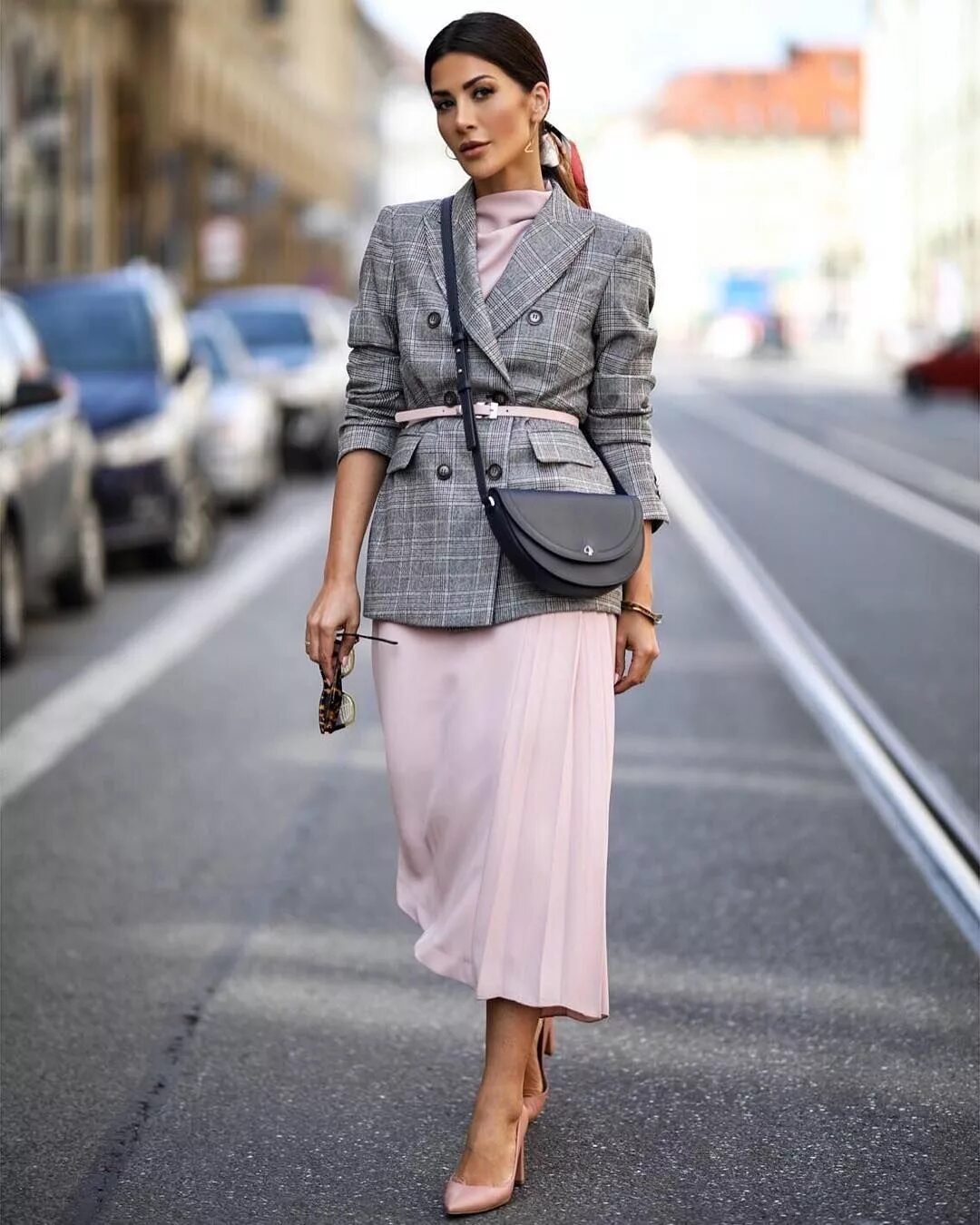 white top + statement necklace + black pants Work outfit, How to wear, Fashion