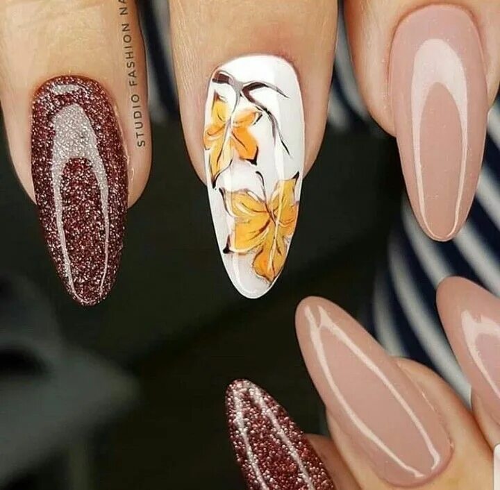 Простой осенний маникюр на миндаль Pin by Zsuzsanna Bartos on nails Manicure nail designs, Manicure, Nail manicure