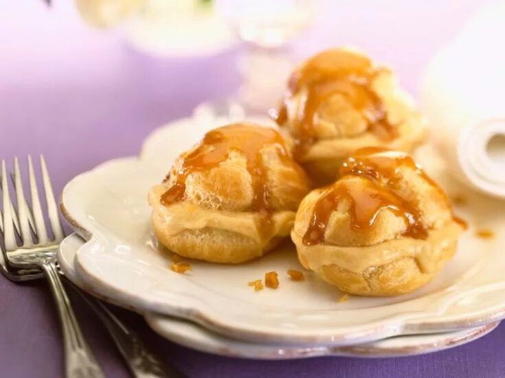 Простой рецепт профитролей с фото Profiteroles au caramel Recette Profiteroles, Recette profiteroles, Recette gour