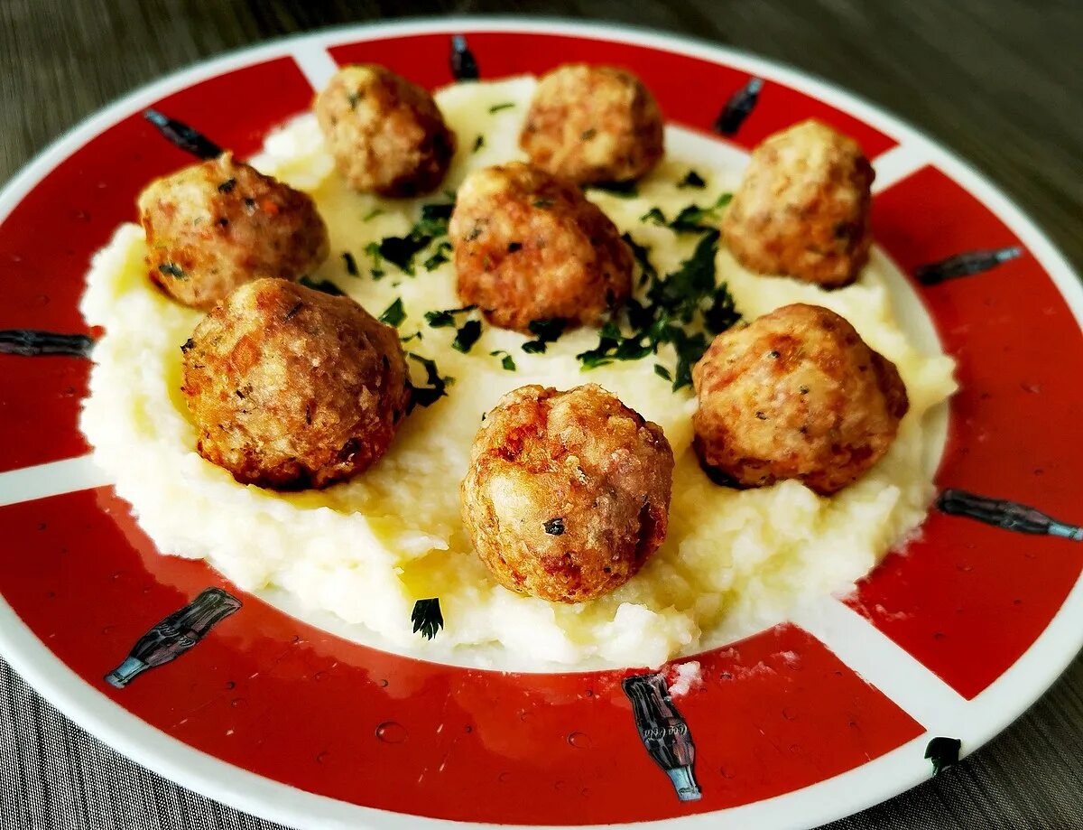 Простой рецепт тефтелей фото Файл:Meatballs in Constantinople (BYZANTINE MEATBALLS).jpg - Уикипедия