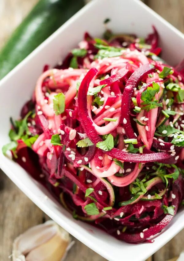 Простой салат из свеклы с фото Spiralized Zucchini and Beet Salad with Garlic Recipe Spiralizer recipes, Beet r