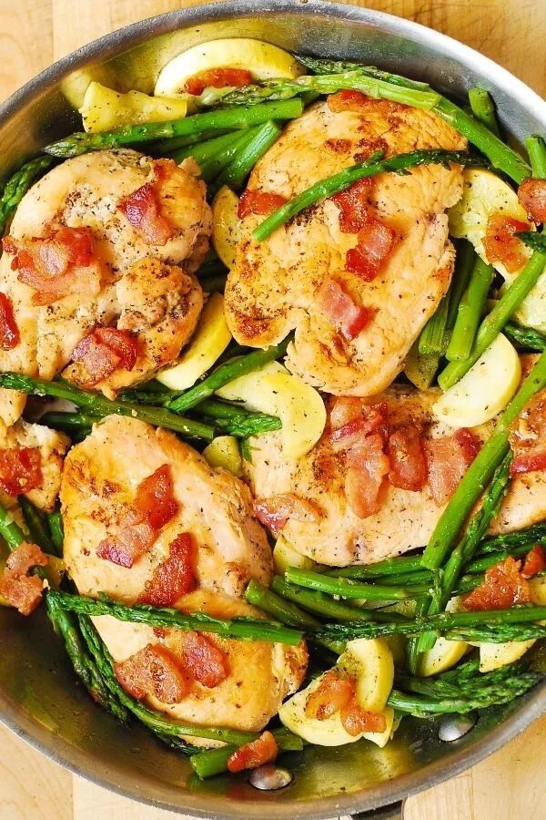 Простой ужин рецепты с фото Chicken, Asparagus, and Bacon Skillet - this meal has just the right amount of p