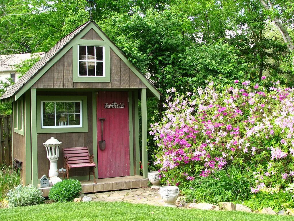 Простые дачные дома фото Love the shovel door handle!! Cabanon de jardin, Amenagement jardin, Cabane jard