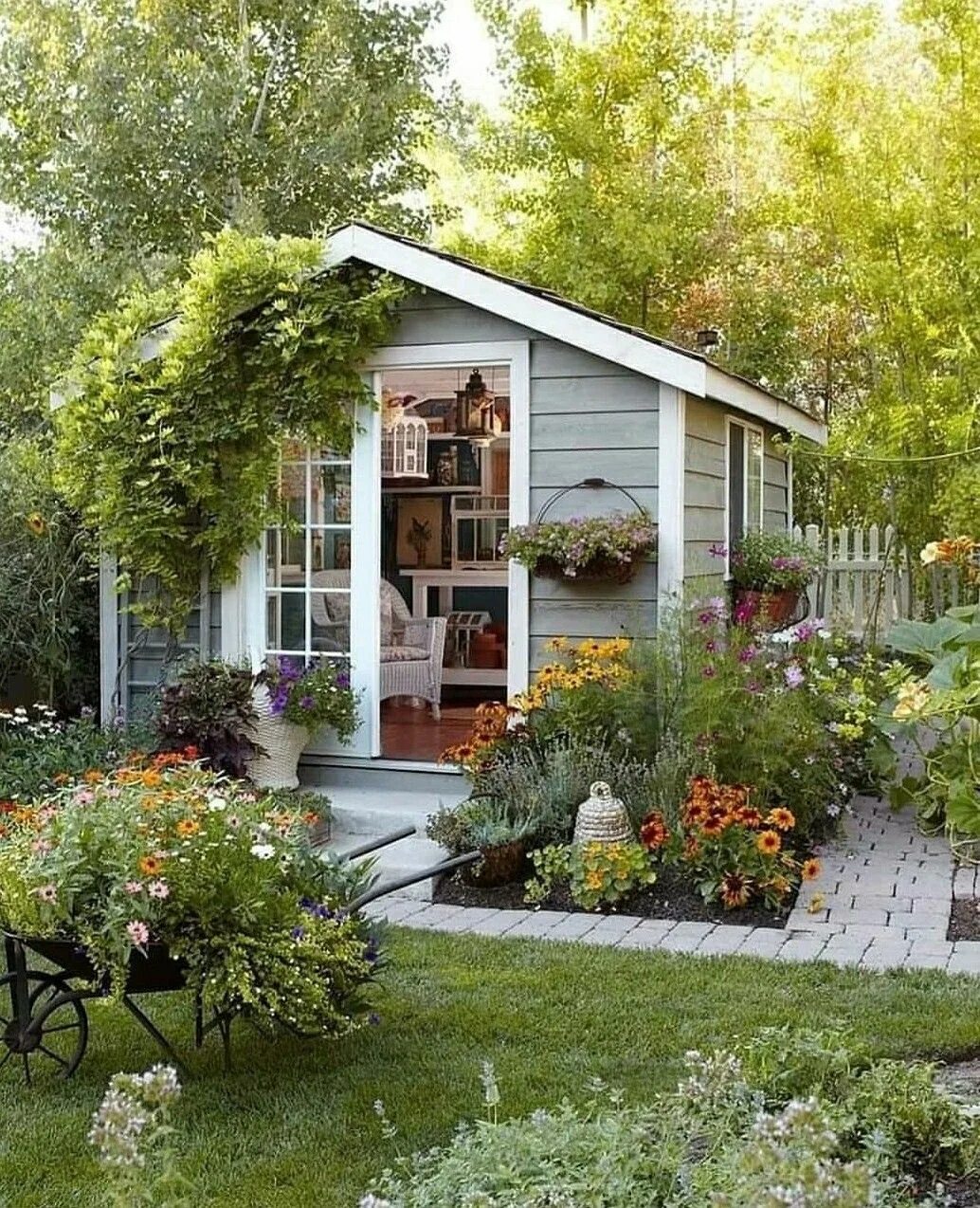 Простые дачные дома фото Pin by jaro taki on Domčeky Cottage garden sheds, Backyard sheds, Shed landscapi