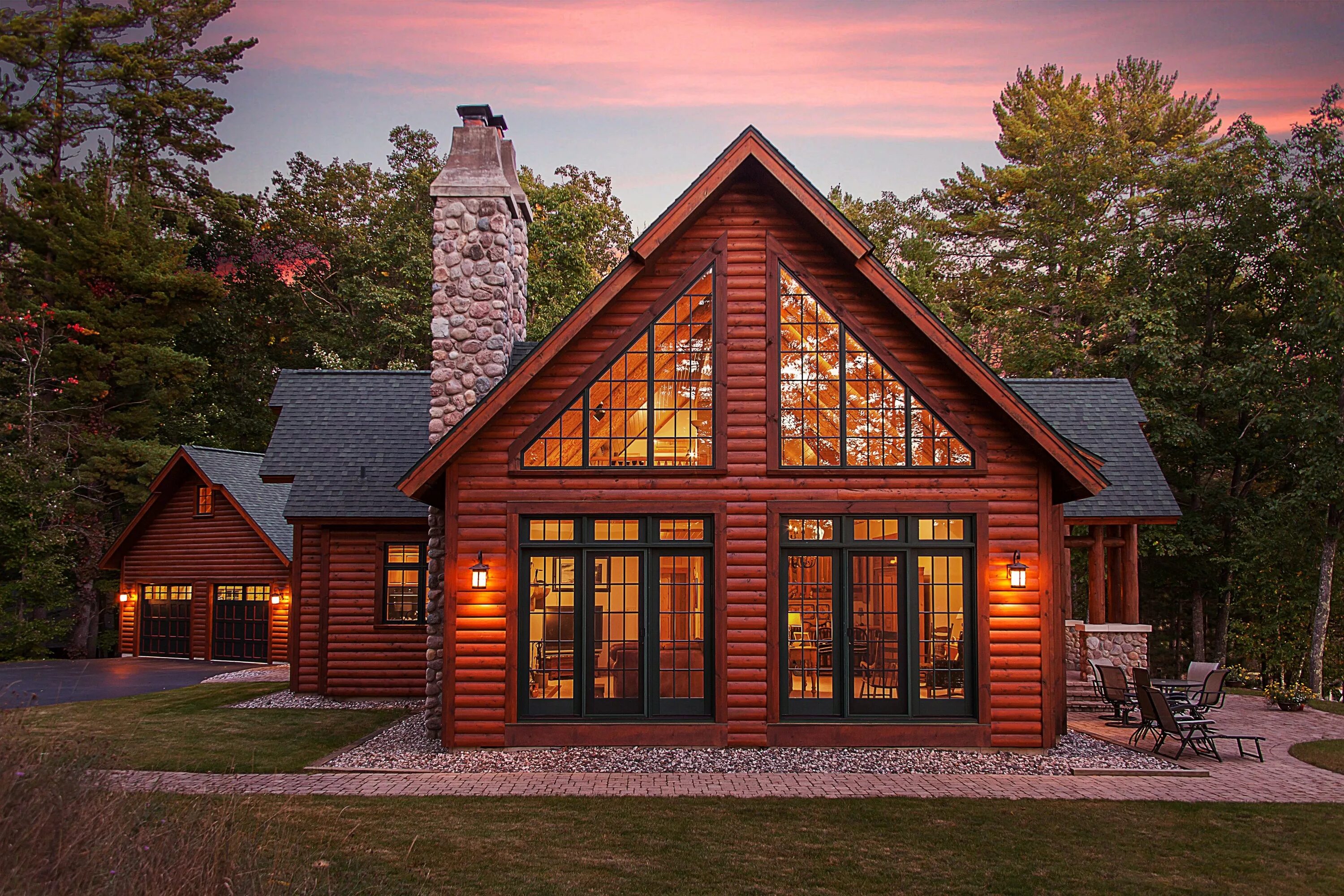 Простые деревянные дома фото Side view of large patio doors and trapezoids windows. Log exterior and rustic d