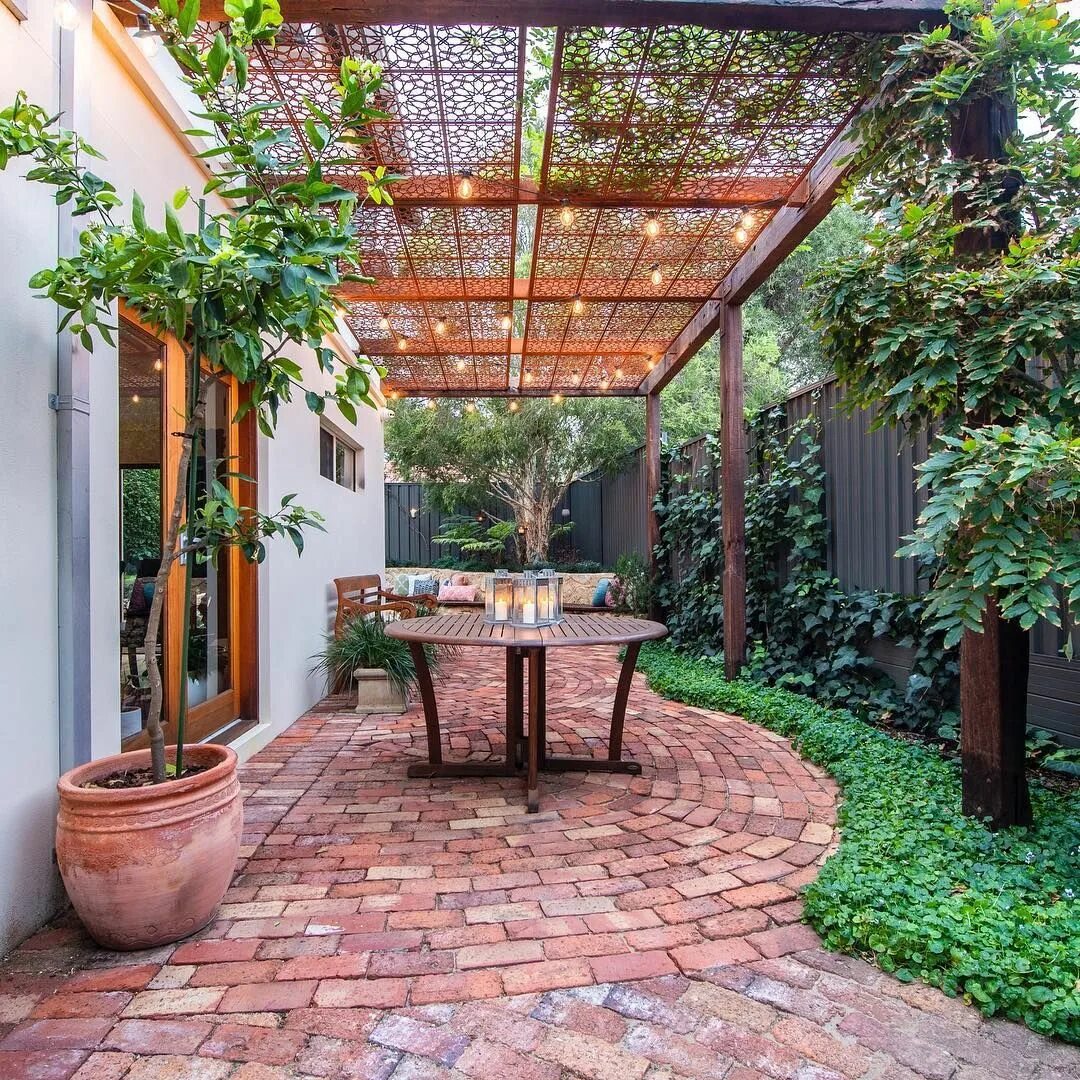 Простые дворы частных домов фото Andrew Beck on Instagram: "Corten steel pergola. The wisteria is slowly beginnin