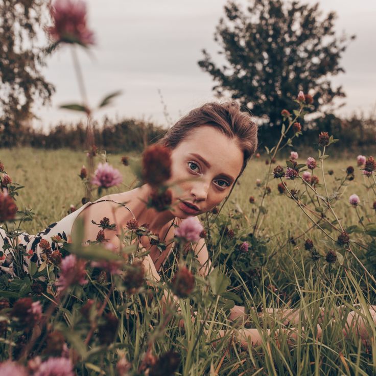 Простые фото работа portrait of a girl in flowers in a field in nature women's photo session Фотогра