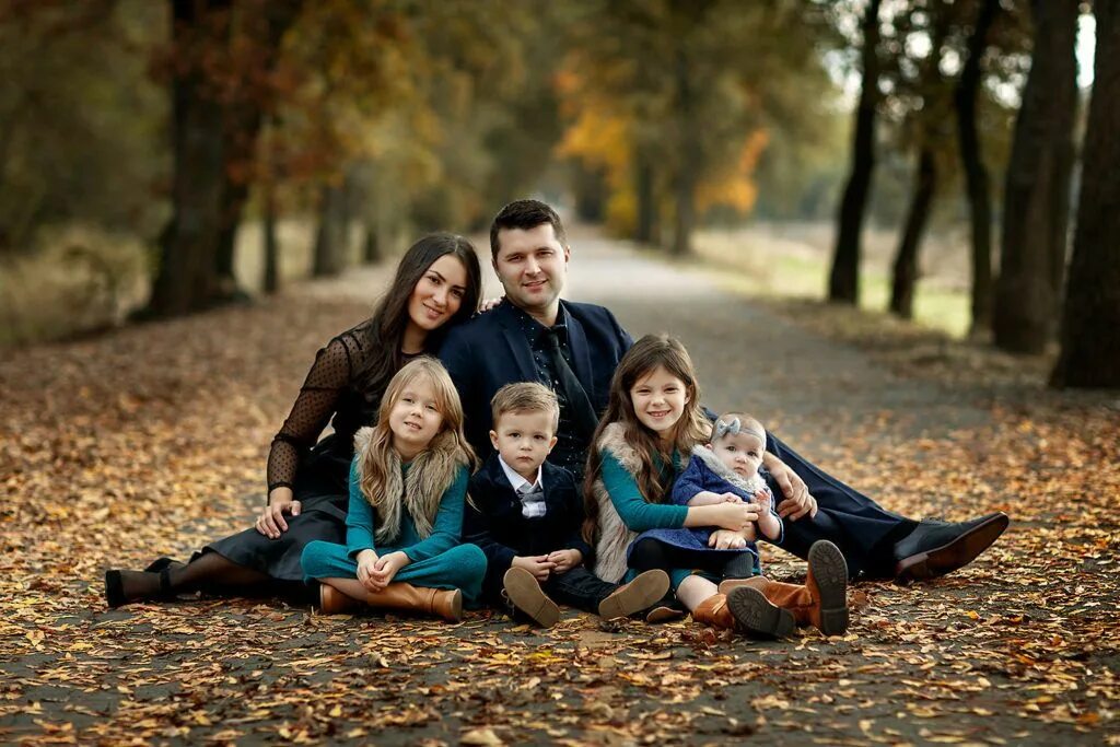 Простые фото семей Seasonal Family Photo Session Ideas Family christmas pictures, Fall family photo