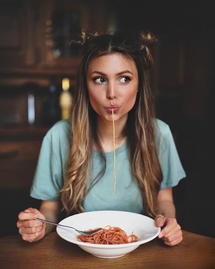 Простые идеи для фото девушки Kai Böttcher on Instagram: "Somebody toucha my spaghet" in 2024 Food photoshoot,