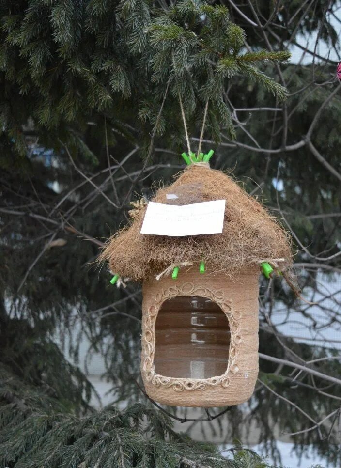 Простые кормушки фото Pin by Anjana Chhabra on Plastic crafts Garden crafts diy, Birdhouse craft, Bird