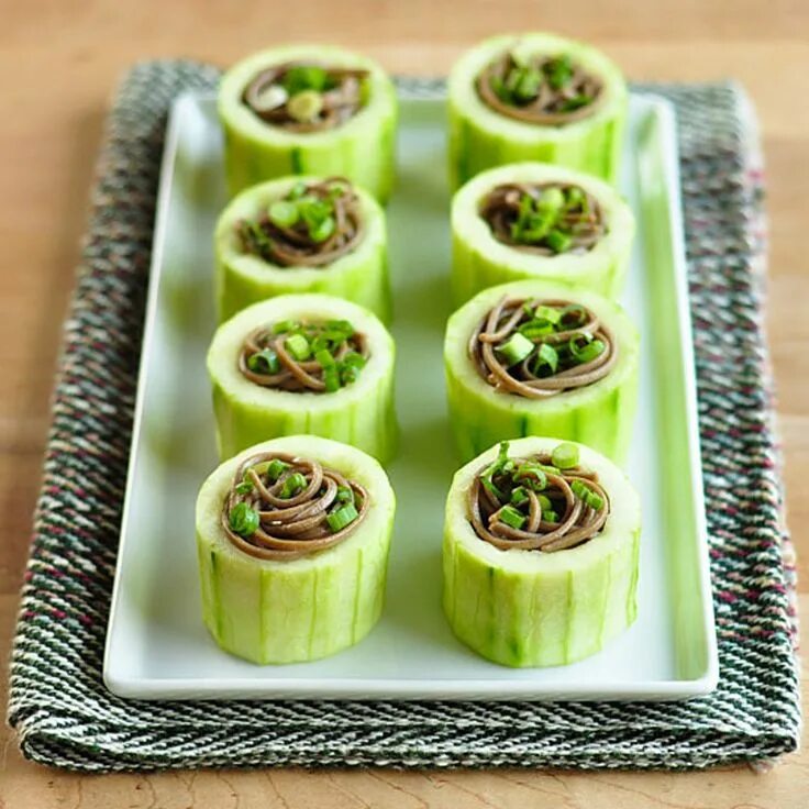 Простые оригинальные рецепты с фото Appetizer Recipe: Chilled Soba in Cucumber Cups Recipe Healthy finger foods, Cuc