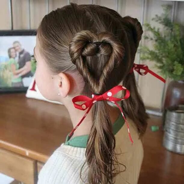 Простые прически для девочек хвостом Double Heart Twists Valentine's day hairstyles, Valentine hair, Little girl hair